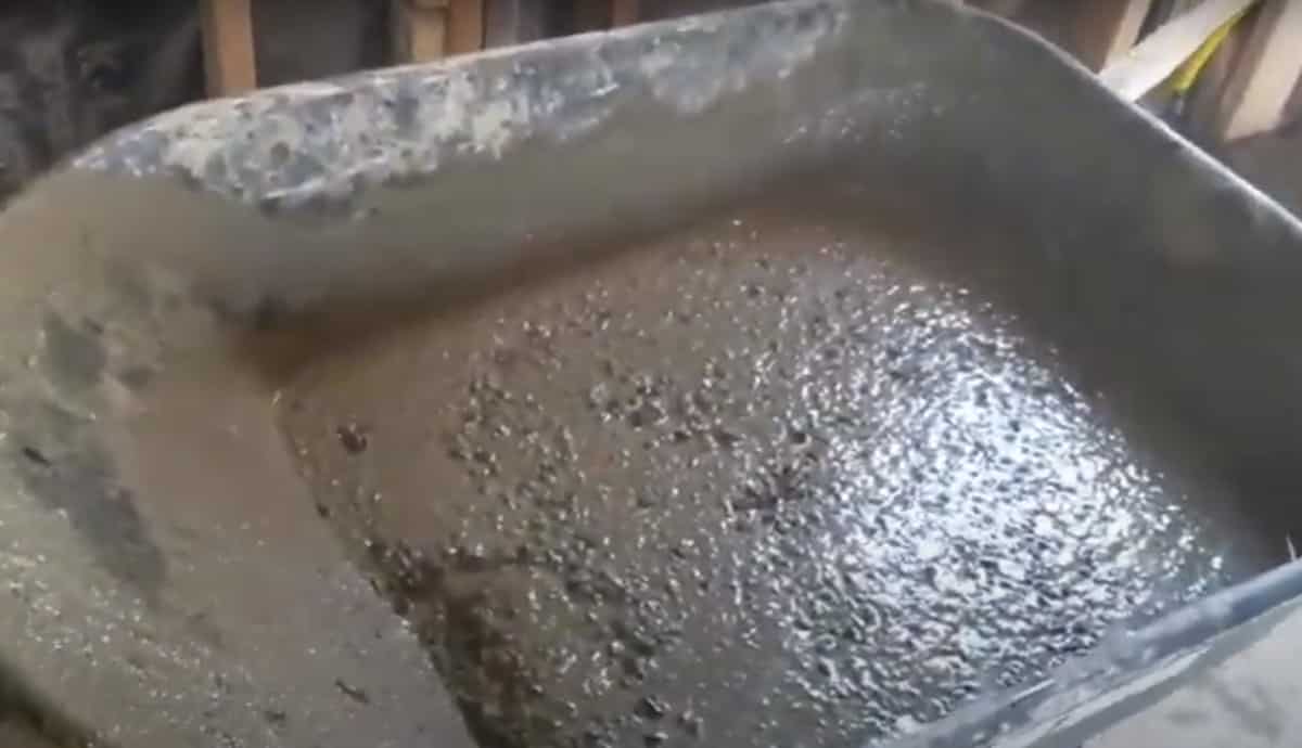 Cement mix ratio with water in Wheelbarrow